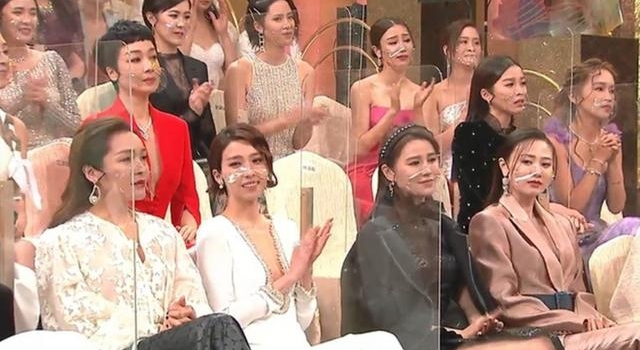 TVB颁奖礼统一戴塑料口罩，说话起雾还勒肉，现场直播测体温