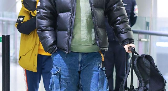 朱亚文戴黑框镜穿休闲装变邻家大哥 自推行李插兜赶路帅气又有型