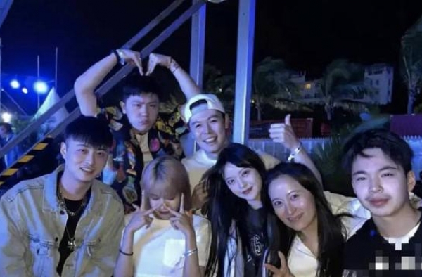 王中磊儿子威廉近照，和小时候差别大，14岁胡子拉碴太显成熟