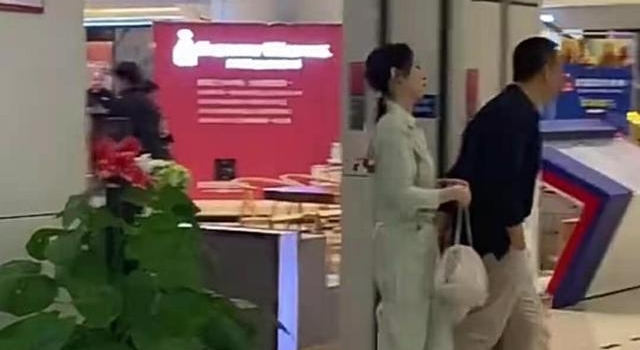 张嘉益拍戏脖子前倾严重，与妻子王海燕合照罕见曝光，胖出新高度