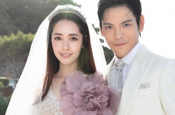 郭碧婷向佐女儿百日宴，向华强夫妇出席，合影站位却暴露地位如何