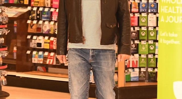 知名男星布鲁斯·威利斯拒戴口罩被赶出商店，美网友：更喜欢他了