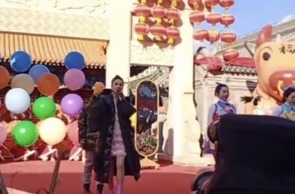 黄圣依参加小型商演，寒冬穿短裙跳舞太拼，星女郎风光不再？