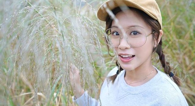 28岁女星被爆私密照，连体衣布料太少，摆拍姿势颠覆清纯形象