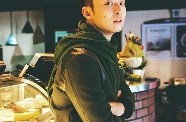 一手捧红李冰冰、黄晓明的娱乐圈一姐，却让儿子摸爬滚打成演技派