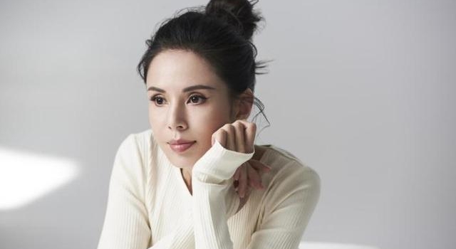 「开腔」二十多年后，“小龙女”李若彤怎样了？
