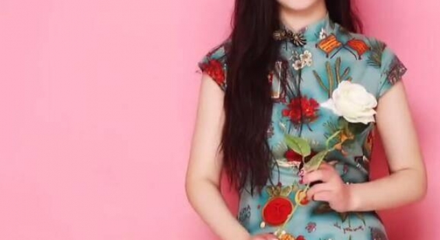 大衣哥儿媳写真罕曝光，穿紧身旗袍秀身材，手戴鸽子蛋般大的戒指