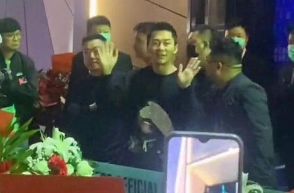 林峯现身李晨酒吧！力挺兄弟副业掷金百万，张馨月到场为夫挡桃花