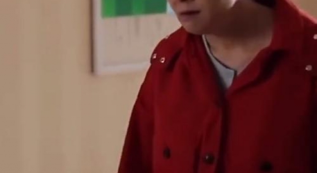 宋丹丹片场委屈诉苦，头靠男演员肩膀撒娇，被批不懂分寸感
