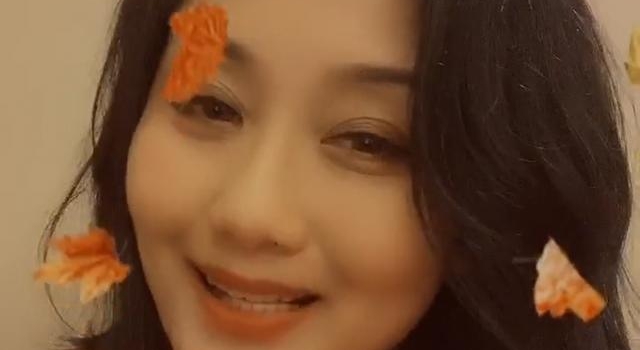 “富豪妈妈”李颖近况曝光，不演戏后直播卖货，身材出众大露香肩