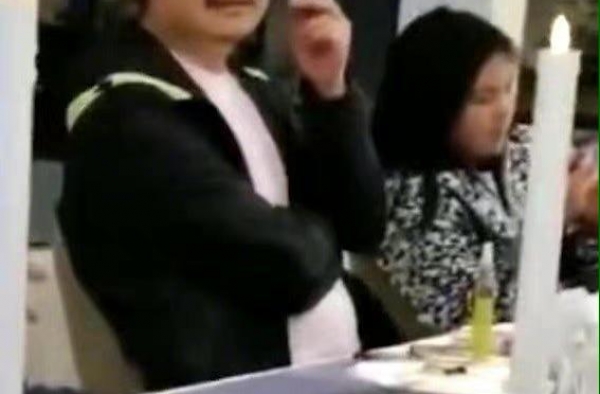 王岳伦当女儿面抽烟，让女儿吸二手烟，不见李湘两人关系惹人疑