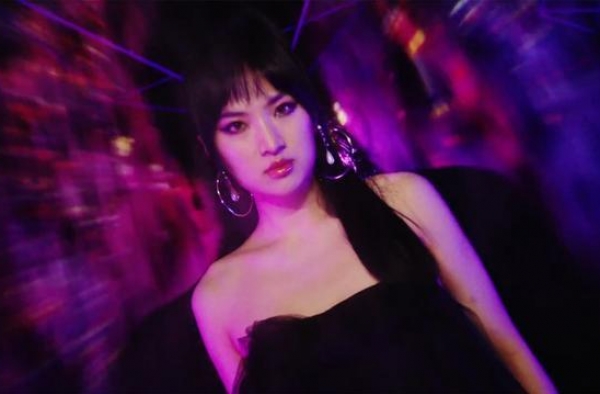 孟晚舟妹妹首支单曲被群嘲！穿貂皮配皮裤罕见大翻车，妆容像大妈
