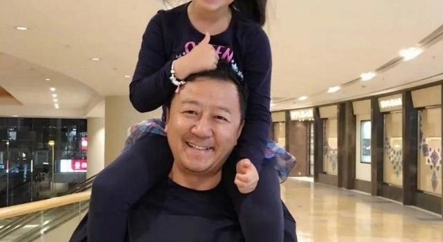 郭涛罕晒9岁小女儿！五官和爸爸如复制粘贴，身材壮实打扮接地气
