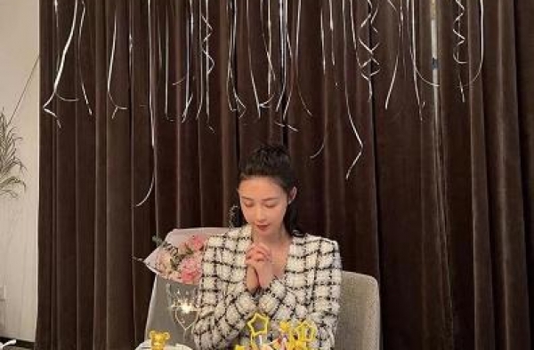 潘玮柏娇妻晒美照，穿紧身裤腿比手臂细，怀里玫瑰大到双手抱不住