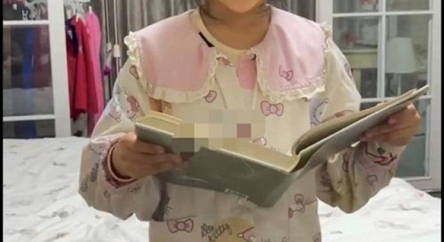 李小璐晒8岁女儿读书照，被指黑眼圈重，网友：好好照顾甜馨