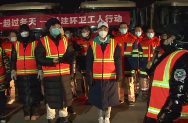 韩红携众明星扫大街，凌晨四点集体出动，春妮不顾形象蹲地擦护栏