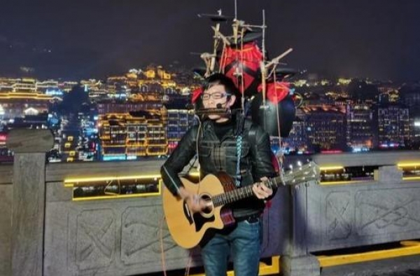 央视点赞贵州80后音乐达人罗应星：一个人就是一个乐队