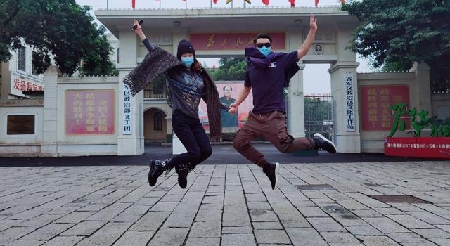 苗苗重回电影《芳华》拍摄地，与郑恺同框上演经典桥段