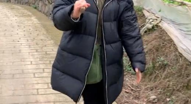 48岁宁静下乡干农活，肩扛锄头身背布包，却因一个细节被批作秀