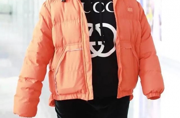 贾玲现身机场，发福严重变行走的“大橘子”，曾被说有200斤