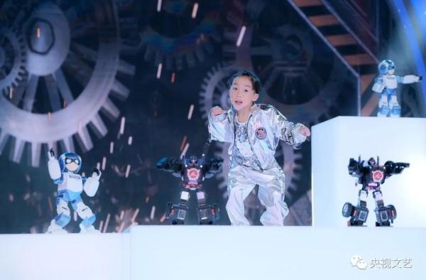 “非常帮帮男团”化身影视人物 别样走秀气场全开