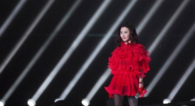 张柏芝《姐姐2》初舞台红裙闪耀 惊喜再唱《喜剧之王》插曲