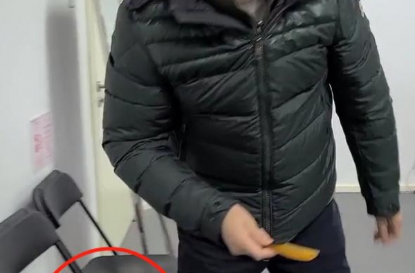 63岁冯巩近照罕曝光！一个工作包旧到变形，身上羽绒服价格过万