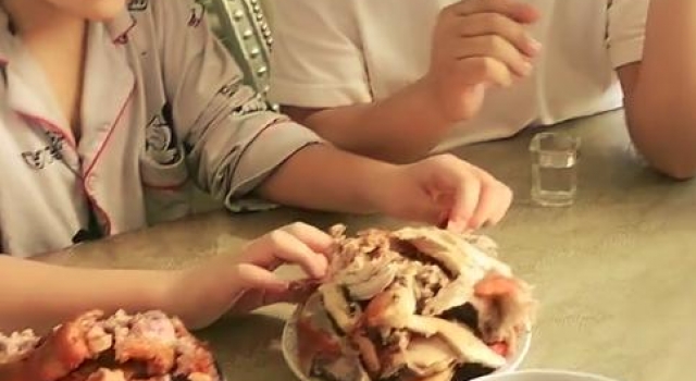＂王长贵＂日常伙食惹人羡，和儿子啃猪蹄熏鸡，豪宅装修似宫殿