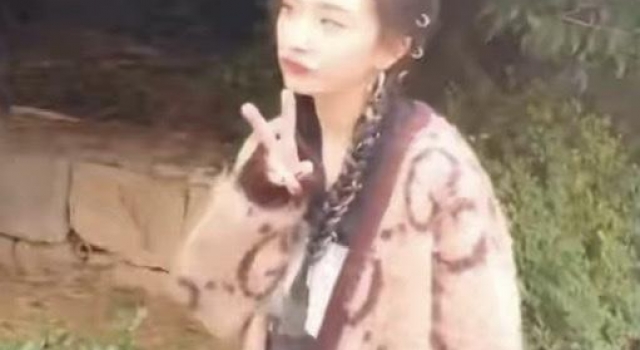 杨幂生图发际线堪忧，走路驼背气质差，嘟嘴卖萌被嘲像精神小妹