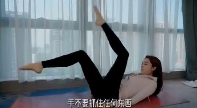 熊黛林穿紧身衣练瑜伽，丰满上围太抢镜，翘臀纤腰似20岁少女