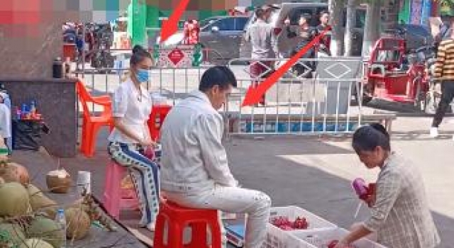 黄圣依在菜场摆摊卖水果，与富豪老公街头录节目，打扮土气穿花裤