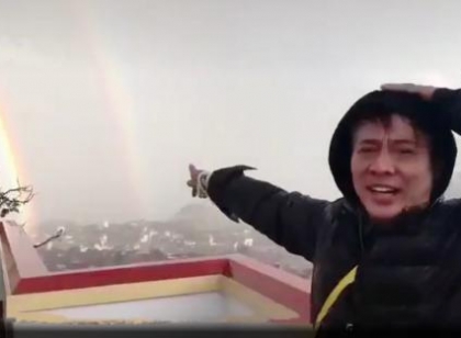 李连杰见彩虹兴奋说英语，头发稀疏打结，钱都给老婆曾借钱买猪肚