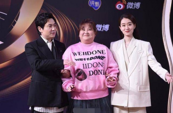 张小斐、贾玲、沈腾三人合照，意外摆成“逮捕姿势”