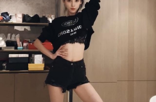 王思聪前女友家中热舞，腰太细裤子拿皮筋勒住，家中大别墅像城堡