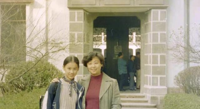 黄圣依晒婆婆年轻时的照片，杨子的童年很抢镜，妈妈托起一个家族