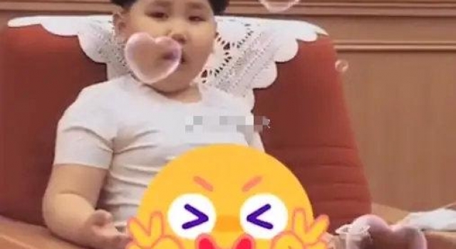 郭德纲小儿子罕曝近况，6岁胖到看不见脖子，盘腿坐沙发气势足
