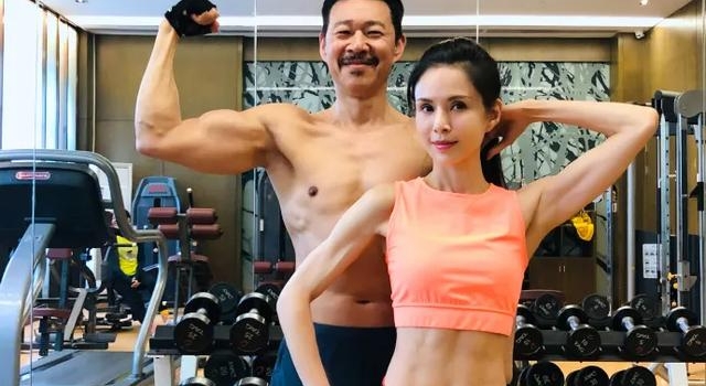 65岁张丰毅曝光500平方豪宅，娶娇妻开豪车，不参加儿子婚礼