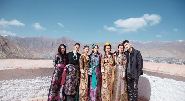 《妻旅5》一张明信片暴露了妻子们的文化素养，有两位很尴尬