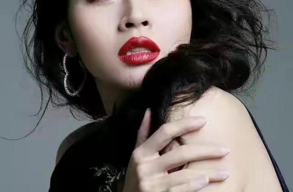 于明加低调奢华，39岁依然风韵无限，端庄典雅女神